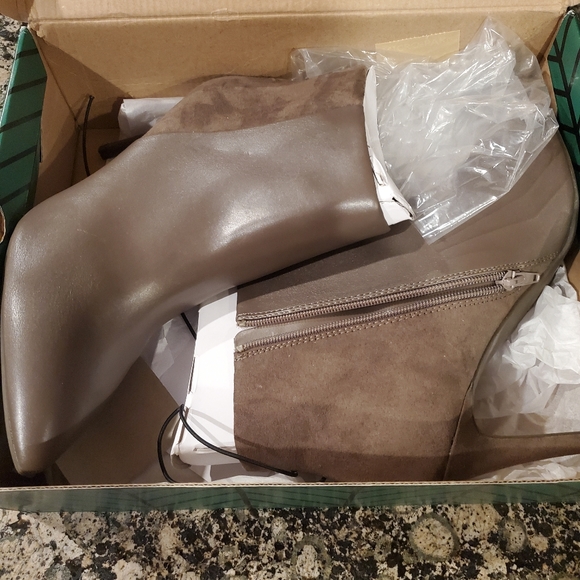 Worthington Lorna Taupe bootie - Picture 2 of 4
